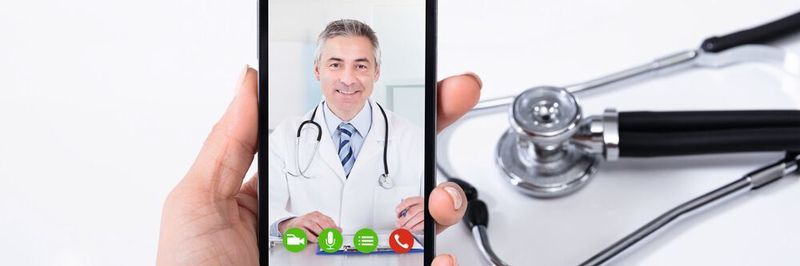 Der Arzt im Smartphone – E-Health betrifft alle und reicht weit über Medical Apps, Pflegeroboter oder die elektronische Patientenakte hinaus. Immer geht es um Informations- und Kommunikationstechnologien, die die Medizintechnik und letztlich das gesamte Gesundheitswesen verändern.