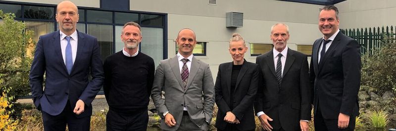 Die neuen Partner Martin Wedel, CFO bei Schumacher Packaging Gruppe, Mark Amyes, Sales Manager bei Jaffabox ,Björn Schumacher, CEO von Schumacher Packaging, Annette Amyes, General Manager bei Jaffabox, Frank Amyes, CEO von Jaffabox und Jochen Drösel, Sales Manager bei Schumacher Packaging, (v. l.).