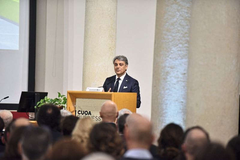 Luca de Meo, Vorstandsvorsitzender von Seat, hat von der italienischen Wirtschaftshochschule Cuoa Business School einen Ehrenabschluss erhalten.