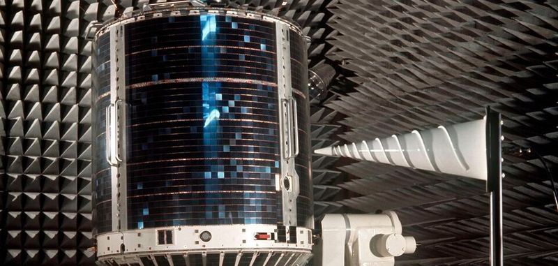 Azur - der erste deutsche Forschungsatellit im Schall-Labor des Forschungsinstitutes in Ottobrunn bei München. (undatierte Aufnahme)