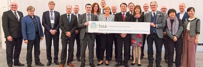 Teilnehmerinnen und Teilnehmer bei der konstituierenden Sitzung für die neue Sektion Handel.
