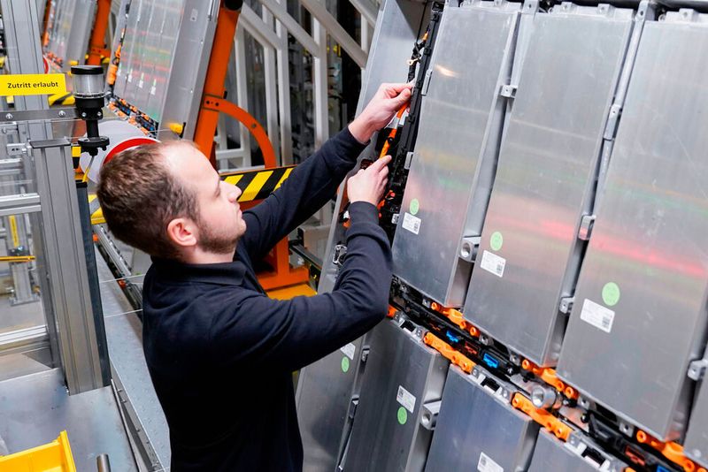 Die erste von zwei Fertigungslinien für Batteriesysteme in Braunschweig läuft.