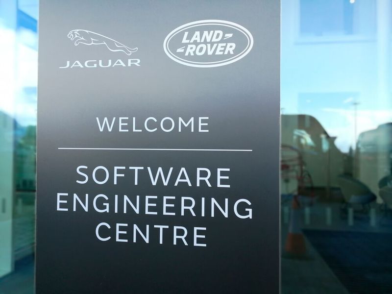 E-Architektur, Software und automatisiertes Fahren: Im irischen Shannon arbeitet Jaguar Land Rover in einem neuen Entwicklungszentrum an künftigen Software-Funktionen in seinen Fahrzeugen.