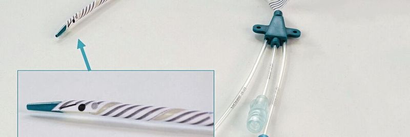 Katheter mit umwickeltem multiparametrischem Foliensensor. Die Kontaktierung befindet sich im nicht-invasiven Bereich und wurde als Foil-Connector ausgelegt.
