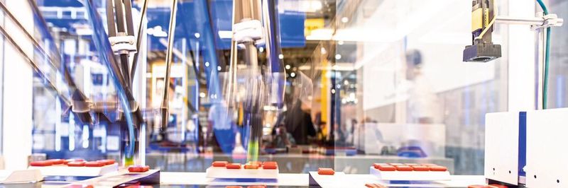 Smarte Pickerzellen sind leistungshungrig – und in puncto Datenverarbeitung recht anspruchsvoll. In der neuen Controller-Generation von Lenze finden deshalb IT und OT zusammen.