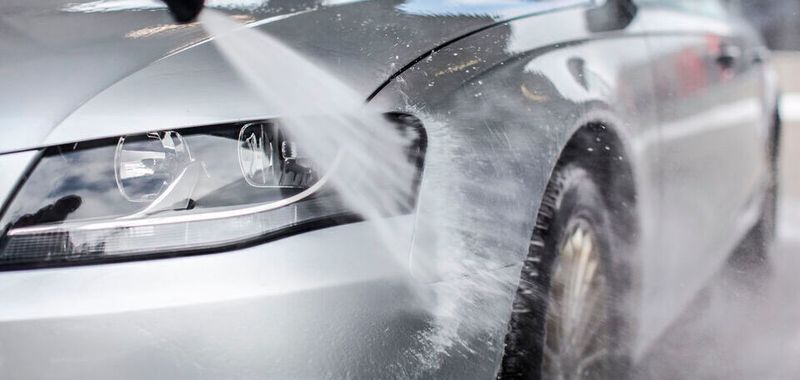 Wasser zählt zu den im Straßenverkehr allgegenwärtigen Feinden einer Lithium-Ionen-Antriebsbatterie.