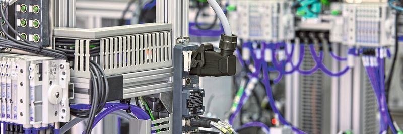Bei der Verteilung von elektrischer Energie in Fertigungsanlagen werden leistungsstarke Steckverbinder benötigt, zum Beispiel die neuen Steckverbinder der Baureihe Heavycon Compact von Phoenix Contact.