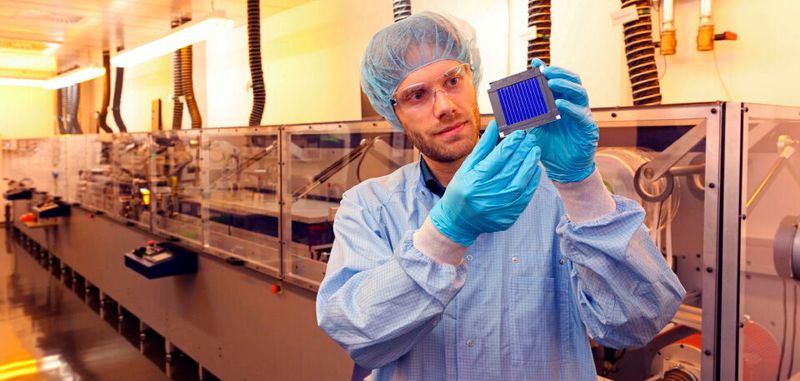 Dr. Andreas Distler (ZAE Bayern) mit dem organischen Rekord-Solarmodul in der Solarfabrik der Zukunft neben der Pilotlinie für Dünnschicht-Photovoltaik.
