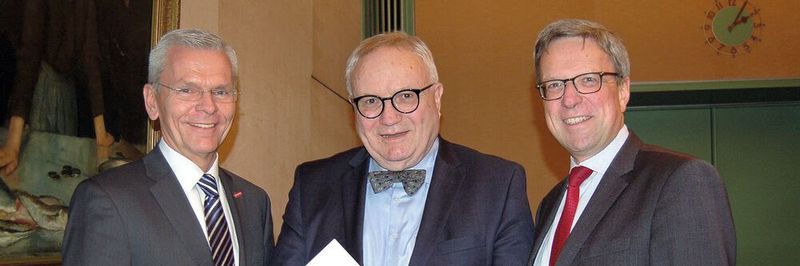 Andreas Meyer, Henning Lühr und Dr. Matthias Fonger (v. l.) freuen sich über die gute Zusammenarbeit bei der Ermittlung der Top-10-Verwaltungsleistungen in Bremen