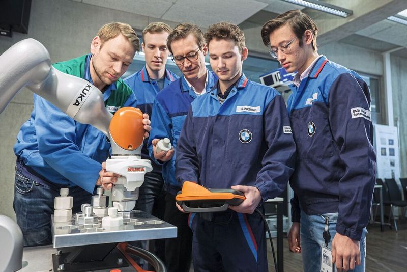Bei jungen Berufstätigen in den Bereichen Wirtschafswissenschaften, Ingnieurwesen sowie IT/Informatik zählen die Automobilhersteller weiterhin zu den attraktivsten Arbeitgebern.