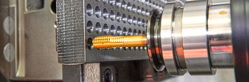 Geweindeormen auf der Grob-Maschine mit Werkzeug von Emuge.