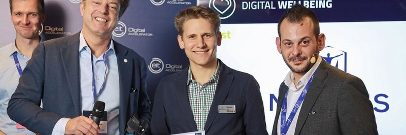 Mecuris-Geschäftsführer Manuel Opitz: „Die Auszeichnung ermutigt uns, den digitalen Wandel in der Orthopädie- und Prothetikindustrie weiter voranzutreiben.“ Links im Bild: Willem-Frederik Metzelaar, EIT Digital Accelerator. Rechts im Bild: Giuseppe Oppedisano, Head of EIT Digital Challenge.