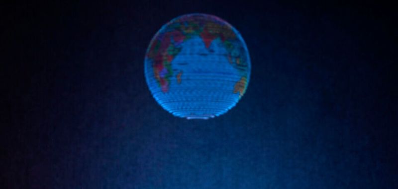 Bei der neuen Hologrammtechnik wird ein kleines Kügelchen durch Ultraschallwellen sehr schnell bewegt. Das Kügelchen bildet die Leinwand für Lichtprojektionen, die von verschiedenen Seiten betrachtet werden können.