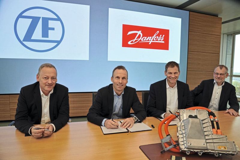 Harald Deiss, Leiter ZF Business Unit Electronic Systems, Jörg Grotendorst, Leiter ZF Division E-Mobility, Kim Fausing, CEO Danfoss Gruppe und Claus Petersen, Leiter Danfoss Silicon Power bei der Vertragsunterzeichnung. (v.l.)