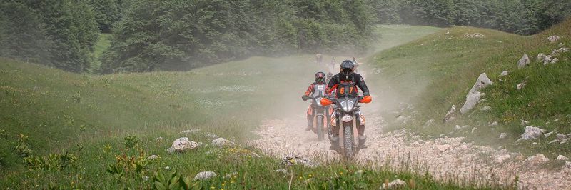 Biken durch die sonnendurchfluteten Gebirge Griechenlands und vorbei an den kristallklaren Wassern des Golfs von Korinth.