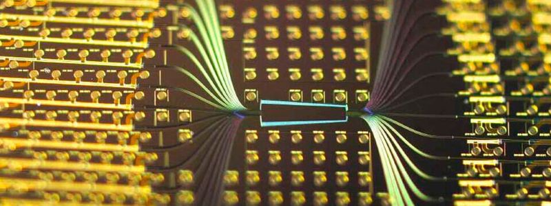 Das Produkt Supernova von Ayar Labs ist ein PIC, der als Multiplexer acht oder 16 Wellenlängen erzeugen kann. Das damit gelieferte Licht reicht für 256 Datenkanäle, die insgesamt 8,192 Tbit/s übertragen können.