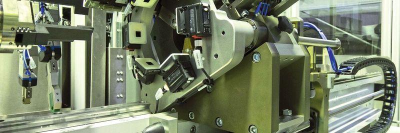 Ein Zusammenspiel von hoher Präzision und kurvengesteuerter Synchronisation beider Achsen müssen die Kollmorgen AKM Servomotoren gewähren.