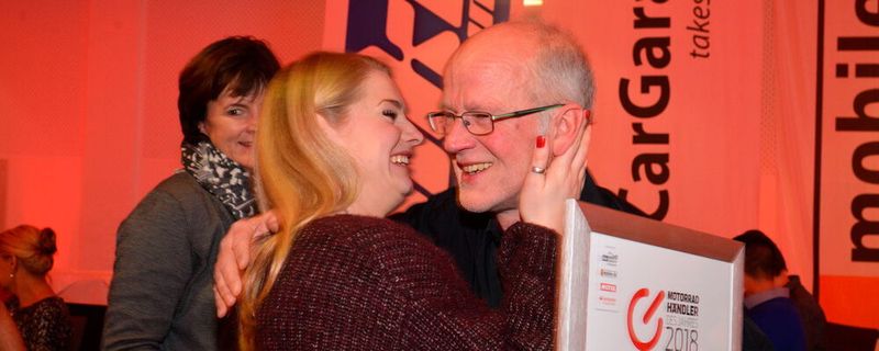 Küsschen für den Award-Winner des letzten Jahres, Rolf Weber von Witten und Weber. Wer holt sich den Titel „Motorradhändler des Jahres“ 2019?