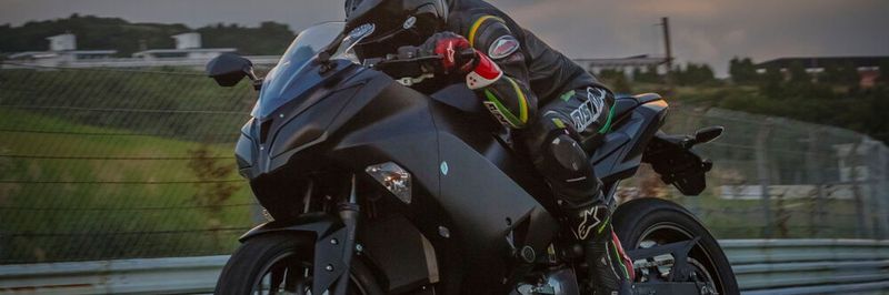 Kawasaki hat erste Bilder von Prototypenfahrten ihres kommenden Elektromotorrads veröffentlicht.