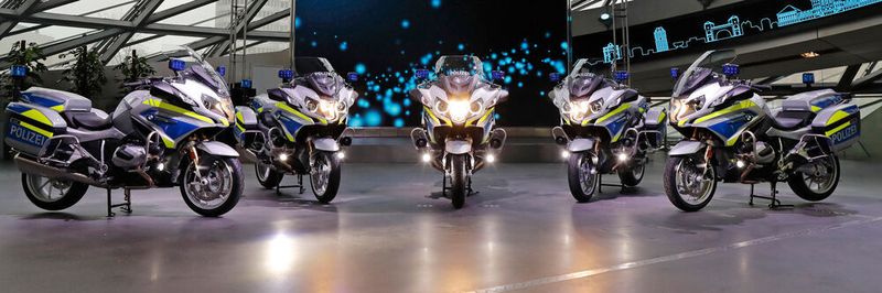 Bei der EU-weiten Ausschreibung über einen mehrjährigen Rahmenvertrag zur Belieferung der Bayerischen Polizei mit uniformierten Motorrädern hatte BMW Motorrad bereits im Jahr 2017 den Zuschlag erhalten.