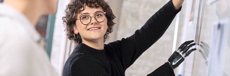 Lina Wolf trainiert ihre intelligente Prothese. Ohne kosmetischen Überzug ist deren Mechanik gut erkennbar.
