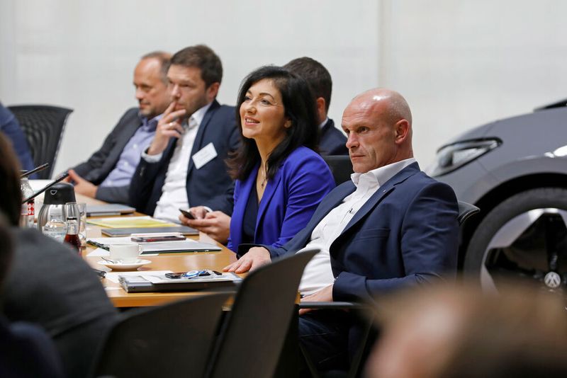 Diskussionsrunde bei Volkswagen: VKU-Hauptgeschäftsführerin Katharina Reiche und E-Mobilität-Vorstand Thomas Ulbrich.