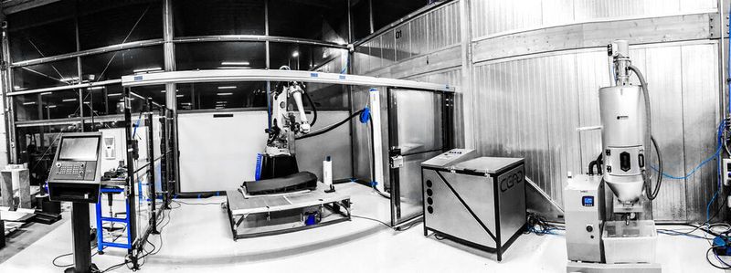Der leichtgewichtiger CEAD-Extruder ermöglicht hohe Materialauftragsrate und großes Druckvolumen mit dem AM Flexbot.