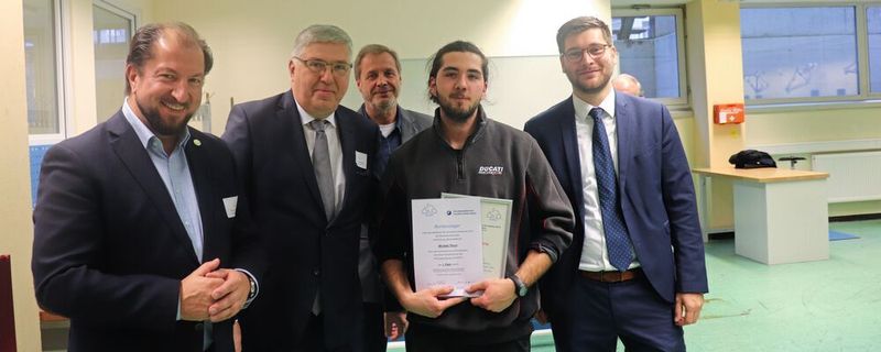 Bundessieger Motorrad wurde 2019 Michael Thurn vom Ausbildungsbetrieb Autohaus Waser GmbH aus Waldshut-Tiengen (2. v.re.). Das BIV-Präsidium gratuliert.