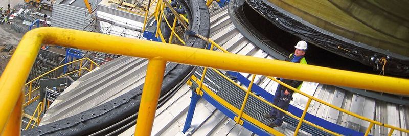 In allen Größen und Materialien: Wer bei Kompensatoren nur an kleine Rohrleitungen in der Anlage denkt, verkennt das Potenzial, wie hier bei der Installation dieses Weichstoffkompensators.