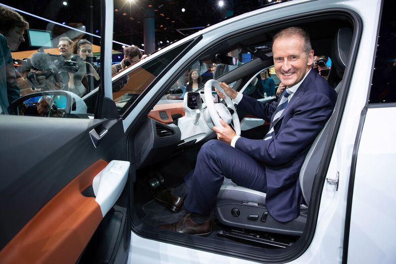 Volkswagenchef Herbert Diess zollt Tesla Respekt.