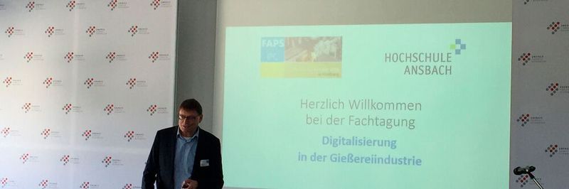 Prof. Dr. Wolfgang Schlüter introduces to the lecture programme.
