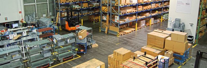 Im Göttinger Logistikzentrum von Mahr kommt man derzeit auf rund 100.000 Picks für Versand und Produktionsversorgung.