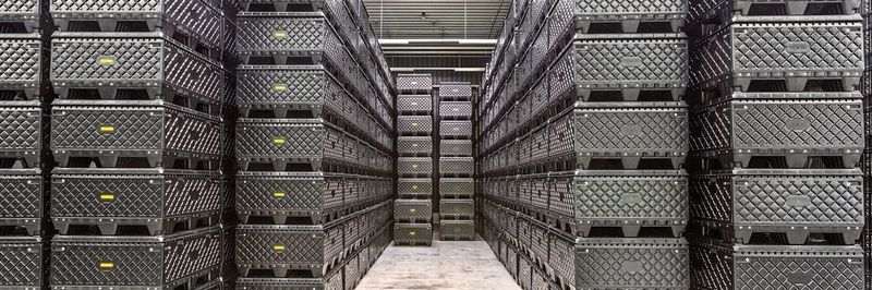 Außergewöhnliche Fracht: Mit solchen „MegaPack“-Faltsystemen von Söhner (hier dicht gedrängt im Blocklager) sollen Rollrasenabdeckungen für europäische Fußballstadien transportiert werden.