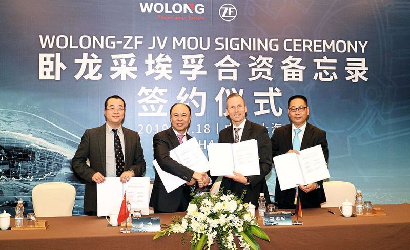 Wu Jianbo, CFO von Wolong Electric Group, Chen Jiancheng, Chairman von Wolong Electric, Jörg Grotendorst, Leiter der ZF-Division E-Mobility und Ye Guohong, Leiter E-Mobility Asia Pacific von ZF bei der Vertragsunterzeichnung. (v.l.)