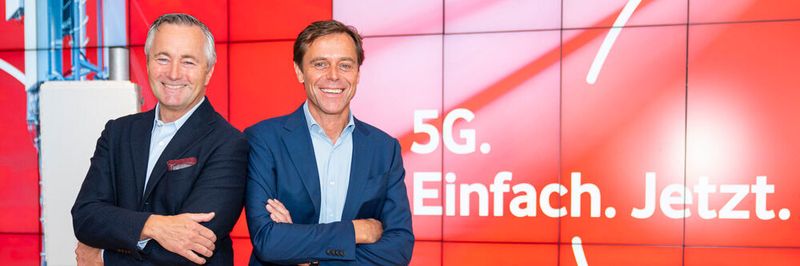 Vodafone-Deutschland-CEO Hannes Ametsreiter mit CTO-Gerhard-Mack beim Start des 5G-Handy-Netzes