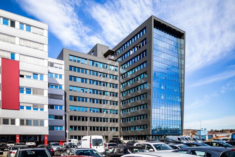 Der 10-geschossige Neubau im Technopark Raaba am Stadtrand von Graz grenzt an ein Bestandsgebäude mit dem die Fassade in Glas und Anthrazit optisch harmoniert.