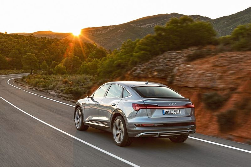 Der E-tron Sportback, Fließheck-Bruder des ersten batteriebetriebenen Audi, feiert in LA Premiere.