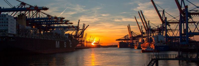 Auf einen Frachthafen übertragen sind die Worker Nodes für das Ausliefern der Container zuständig, die Master Nodes regeln den kompletten Betriebsablauf.