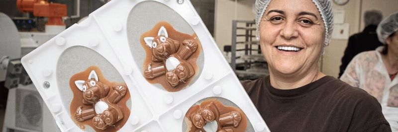 Vom Plüsch zum Schoggi: Die fertige Schoggi-Figur in der Tiefziehform.