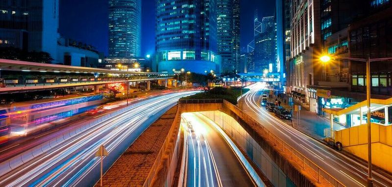 Die Anzahl der Fahrzeuge, die eine Stadt erträgt, bevor der Verkehrsfluss ins Stocken gerät, lässt sich künftig anhand der Infrastruktur abschätzen.