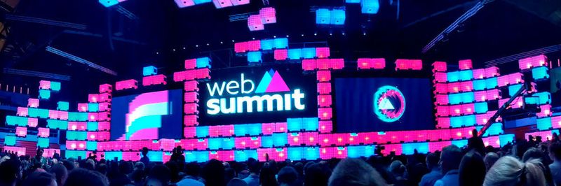 Auf dem Web Summit 2019 in Lissabon stellten über 2000 Startups ihre Ideen vor, darunter auch viele IoT-Lösungen, die sich bereits im praktischen Einsatz befinden und in bestehende Anwendungen integriert werden können.