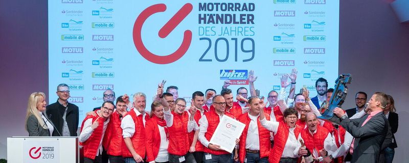 Das ist der Moment: Preisübergabe „Motorradhändler des Jahres“ 2019 an Team Zweirad Trinkner, Löchgau.