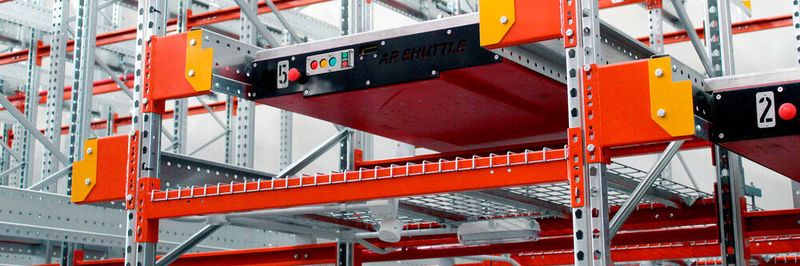 Das „AR Shuttle“ ist eine Kanallagerkonstruktion mit automatischen Regalwagen.