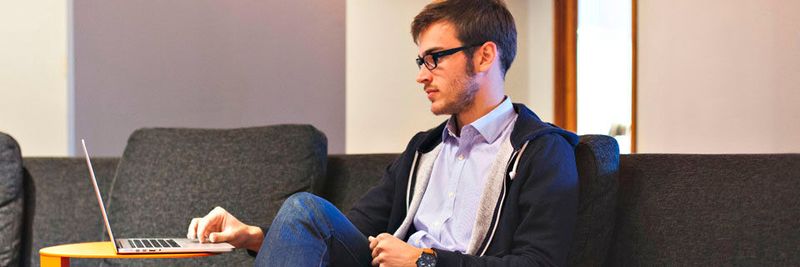 Fachbezogene Fortbildung – wann und wo Sie wollen: Mit Online-Kursen im Maschinenbau sparen Industrieunternehmen Zeit und Geld.