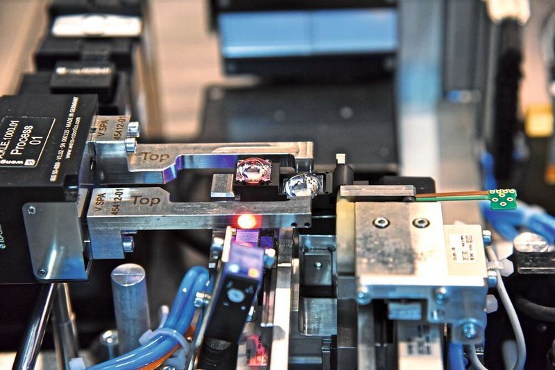 Aufs Mü genau: Die Ausrichtung der Linsen im Optikmodul ist Aufgabe eines hochpräzisen Linearsystems.