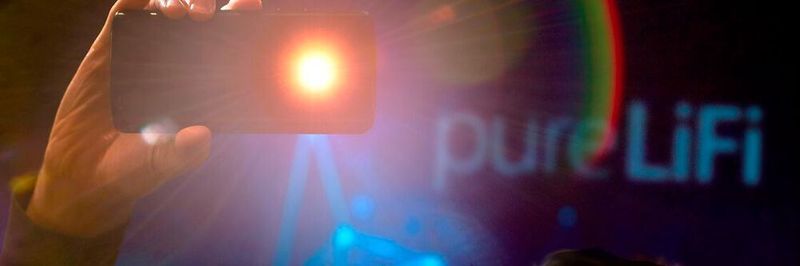 Die Datenkommunikationstechnologie LiFi sieht sich als schnelle und sichere Alternative zu WiFi und Mobilfunk.