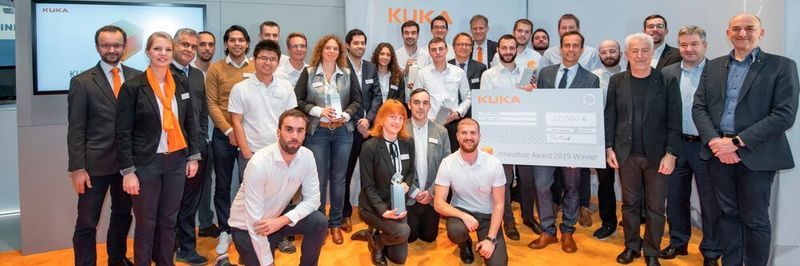 Große Bühne auf der Medica für alle Finalisten und Juroren des Kuka Innovation Award 2019. In der Mitte das siegreiche Team Roboforce, das für die Entwicklung einer robotergestützten Lösung zur magnetischen Endoskopie ausgezeichnet wurde.