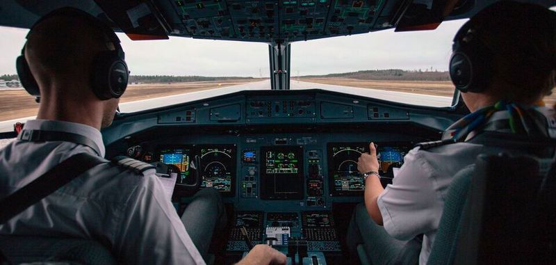 Im Cockpit eines A320-Flugsimulators zeichnet ein Eye-Tracking-System, bestehend aus Kameras und Infrarot-Sensoren, die Blicke des Piloten auf (Symbolbild).
