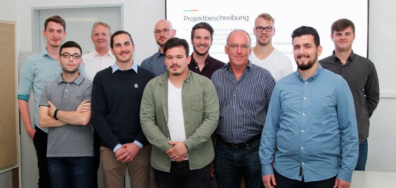 Im Rahmen eines Projekts analysierten Studierende der Hochschule Pforzheim, Mithilfe von Data Science, die Steuerungs- und Fehlerdaten eines Unternehmens. Unterstützung erhielten sie vom Pforzheimer Professor Dr. Joachim Schuler (4.v.r.).