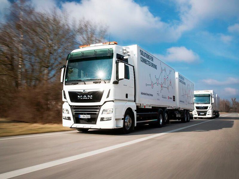 Beim Platooning gibt das vordere Fahrzeug Tempo und Richtung vor, die hinteren Fahrzeuge folgen. Verbunden sind die Lkw mittels des sogenannten „pWLAN“.